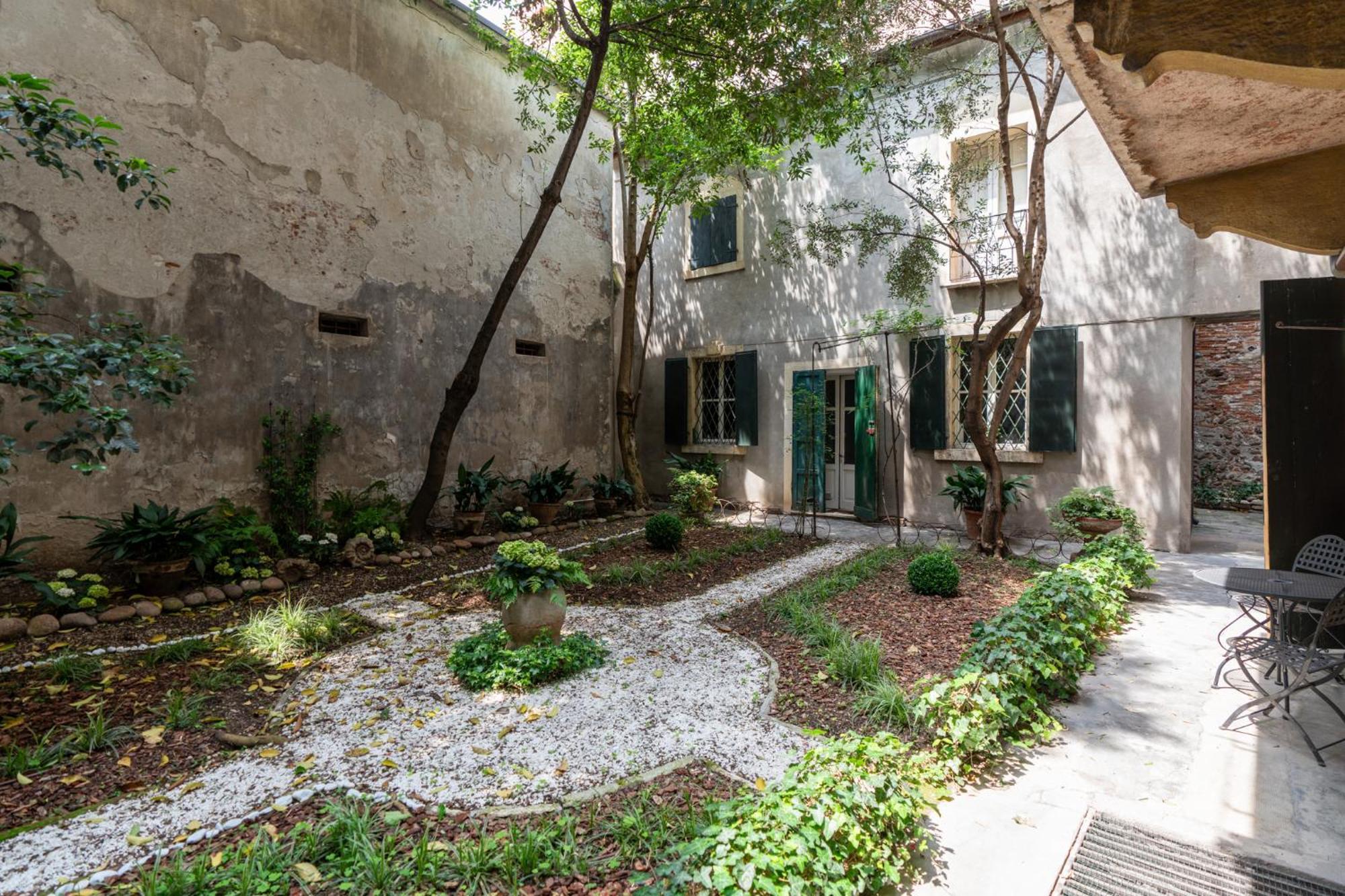 Palazzo Delle Guglie By Postcardsfrom Apartahotel Verona