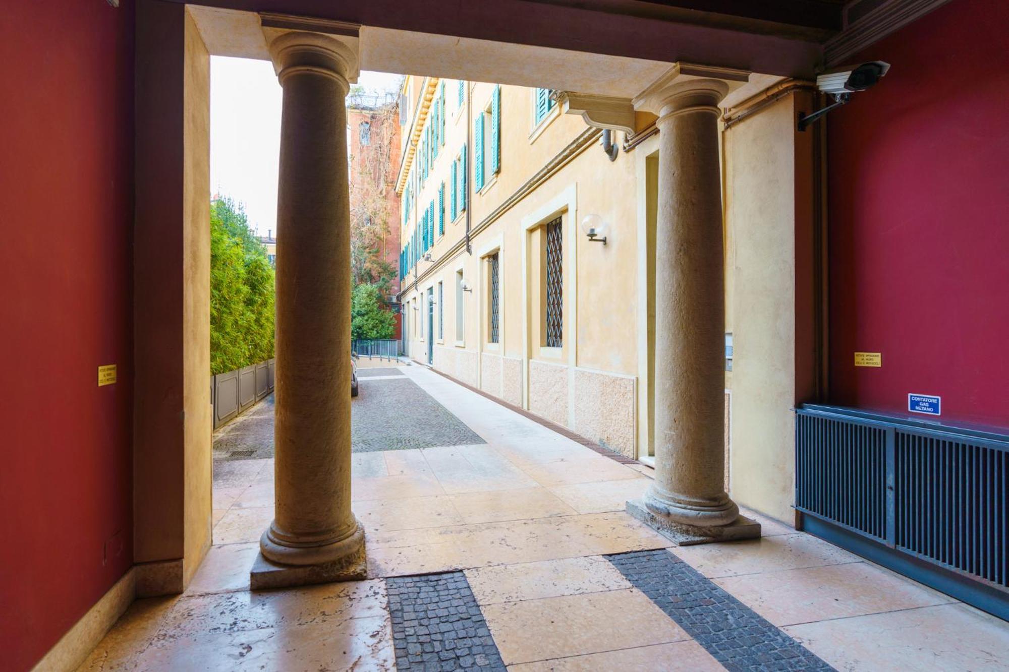 Palazzo Delle Guglie By Postcardsfrom Apartahotel *