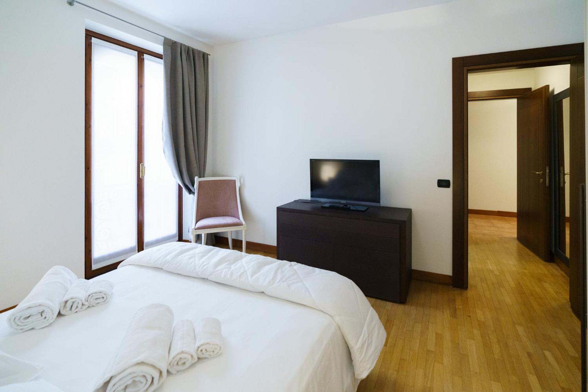 Palazzo Delle Guglie By Postcardsfrom Apartahotel Verona
