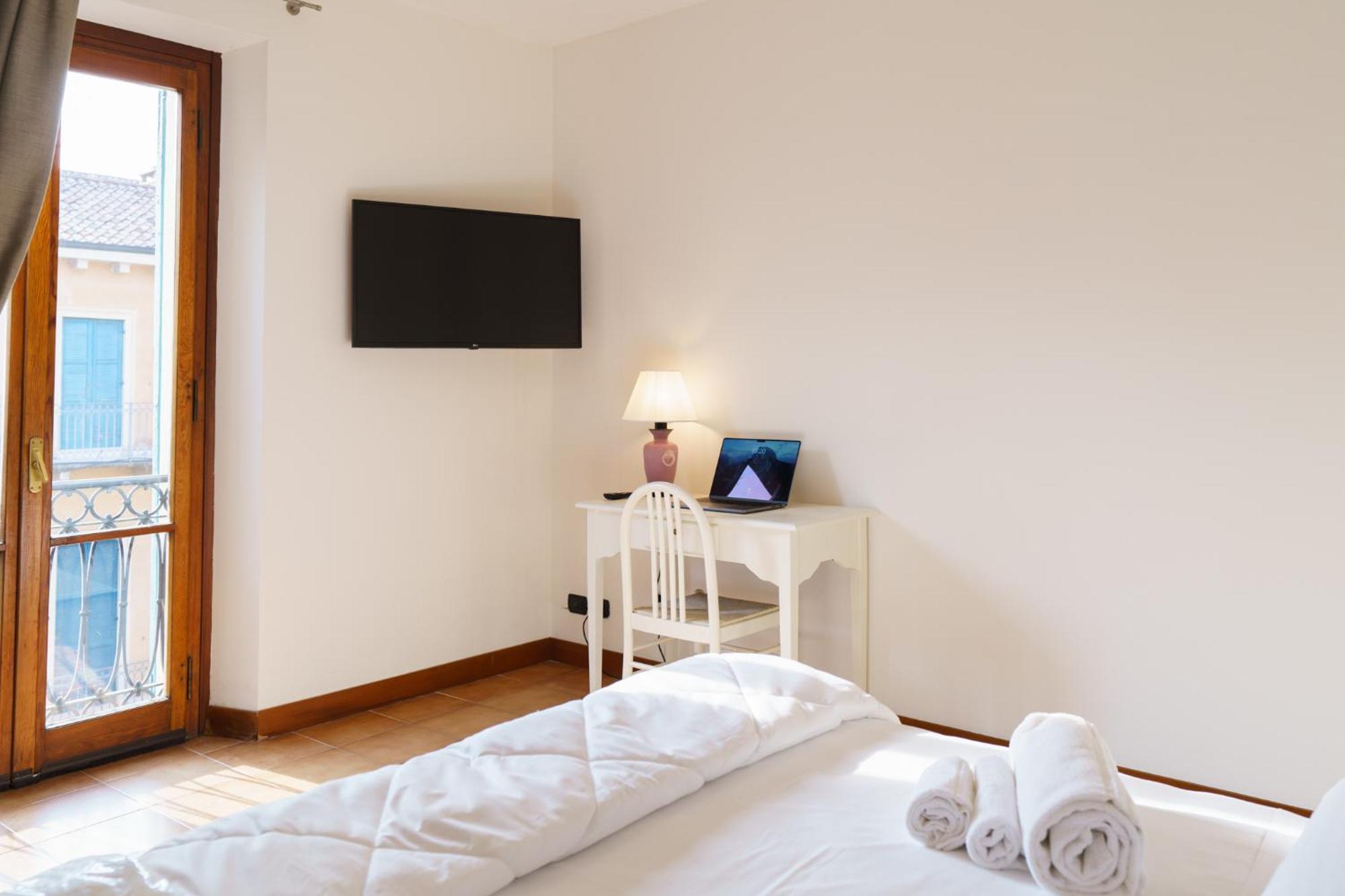 Palazzo Delle Guglie By Postcardsfrom Apartahotel Verona